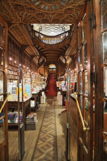 Portugal. Oporto. Librería Lello & Irmão. Enrique Vila-Matas la describió como "la librería más bonita del mundo" y en 2008 el periódico inglés The Guardian la calificó como la tercera librería más bonita del mundo. De sus escaleras se ha afirmado que fueron la inspiración de las escaleras de Hogwarts en los libros de Harry Potter, ya que J.K. Rowling llegó a vivir en Oporto para trabajar como profesora de inglés en una academia de la ciudad.