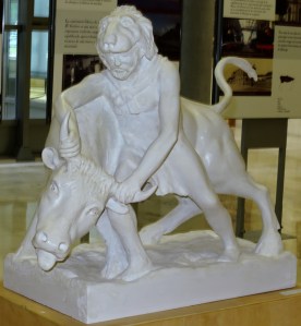 Heracles y el toro de Creta, escultura de Félix Magdalena